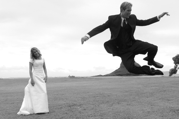 photo-mariage-noir-blanc-drôle-marié-saute-joie