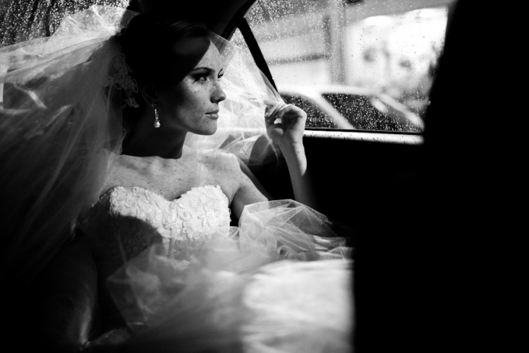 photo de mariage noir blanc mariée voiture-gouttes-pluie