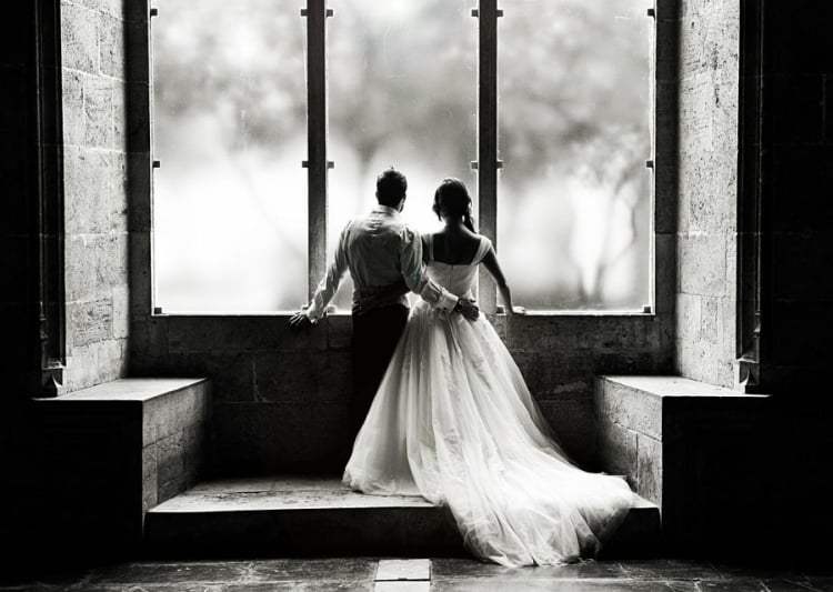 photo-mariage-noir-blanc-romantique-étreinte-tendre