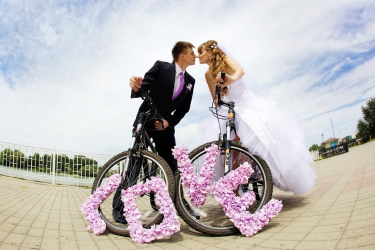 photo-mariage-origianle-vélo-déco-romantique