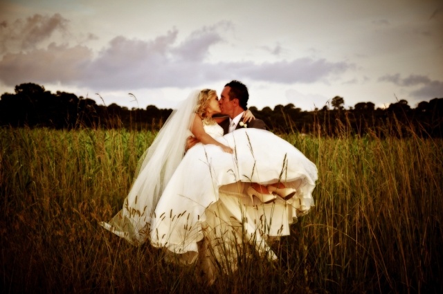 photo-mariage-originale-baiser-mariés-champs