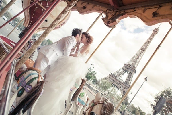 photo-mariage-originale-carrousel-manège-Tour-Eiffel