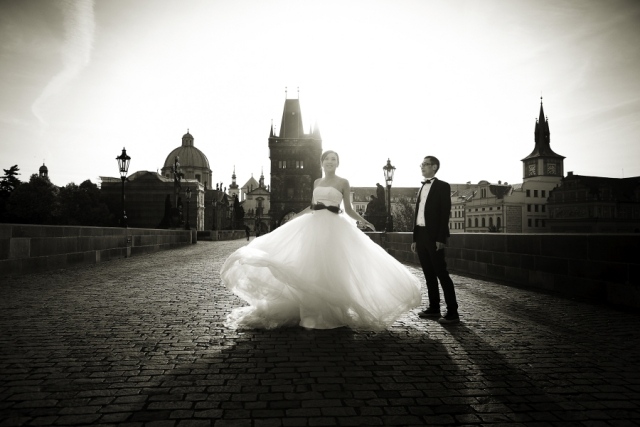 photo-mariage-originale-contre-jour-noir-blanc