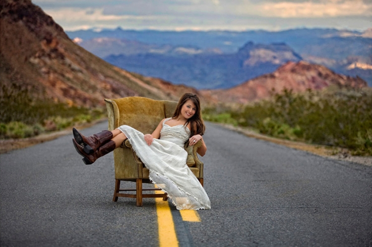 photo-mariage-originale-country-fauteuil-milieu-route