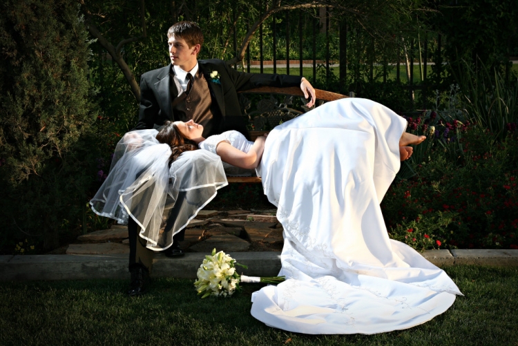 photo-mariage-originale-couple-repose-banc-parc