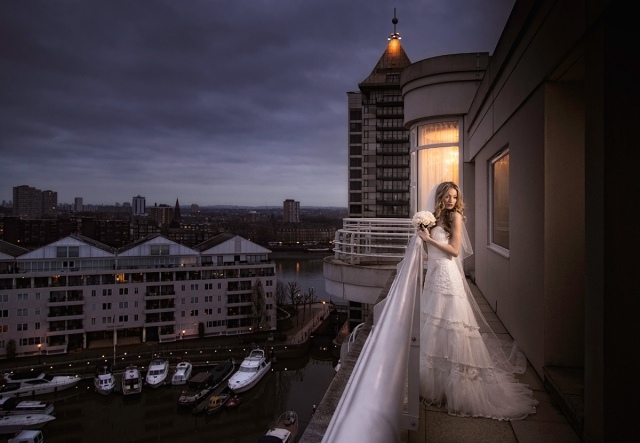 photo-mariage-originale-mariée-attend-mari-balcon