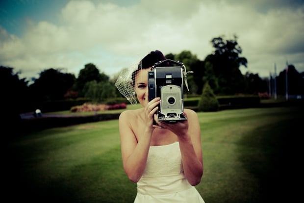 photo-mariage-originale-mariée-prend-photo-appareil-vintage