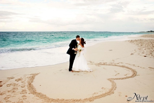 photo-mariage-romantique-bisou-coeur-dessiné-sable
