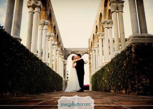 photo de mariage romantique embrasser-colonnade-buis