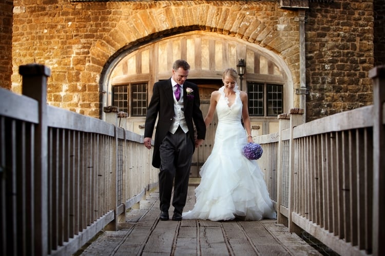 photo-mariage-réussie-pont-bois-bouquet-lilas-cravate