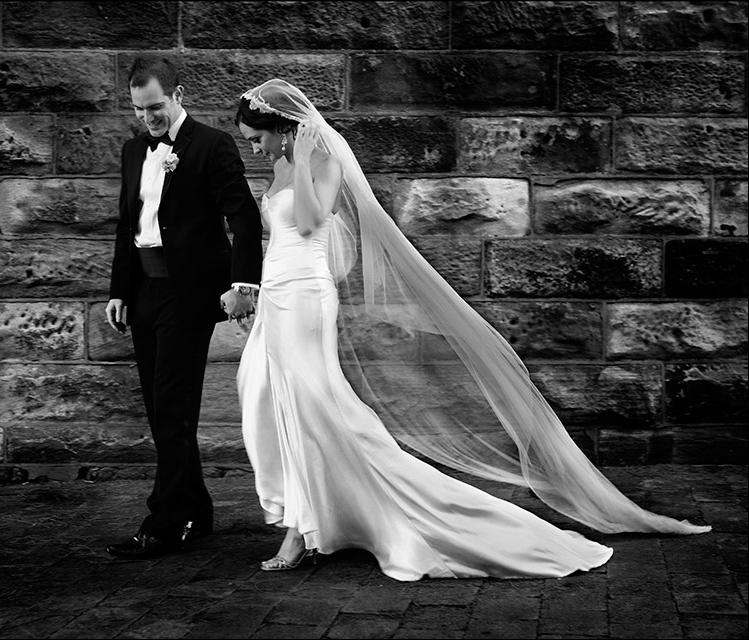 photo-mariage-élégante-noir-blanc-mariés-mur-pierre