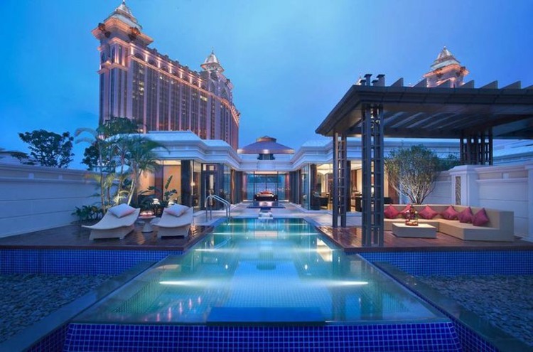 piscine-jardin-exemple-hotel-Dubai-5-etoiles-pergola-canape-angle-chaises-longues