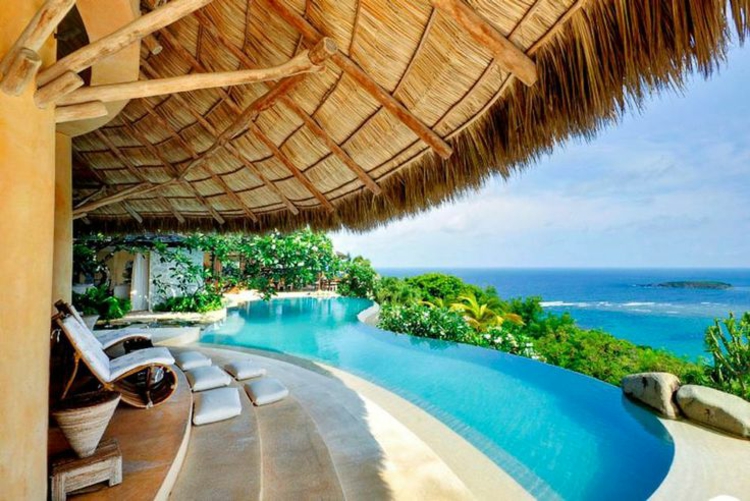 piscine-jardin-palmiers-terrasse-couverte-chaise-longue
