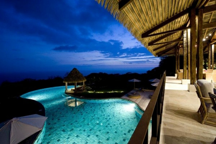 piscine-jardin-terrasse-couverte-bel-eclairage