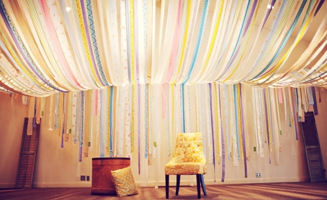 plafond design idees-rubans-multicolores-bel-eclairage