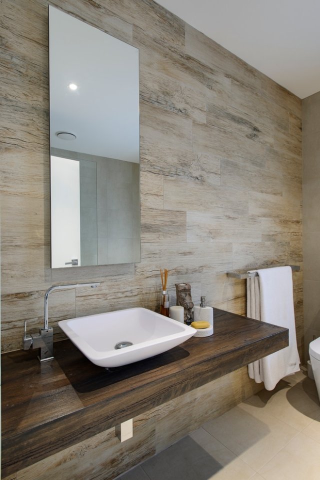 plan-vasque-bois-naturel-miroir-rectangulaire-toilettes-serviettes