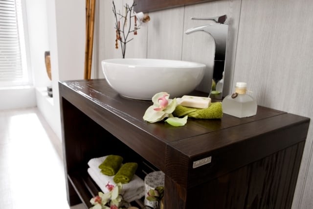 plan-vasque-bois-naturel-robinet-design-serviettes