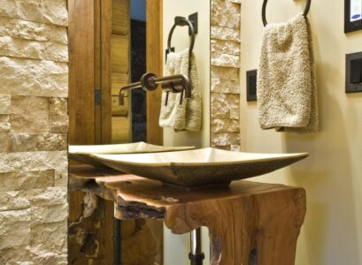 plan-vasque-bois-naturel-salle-de-bains-moderne-revetement-mural