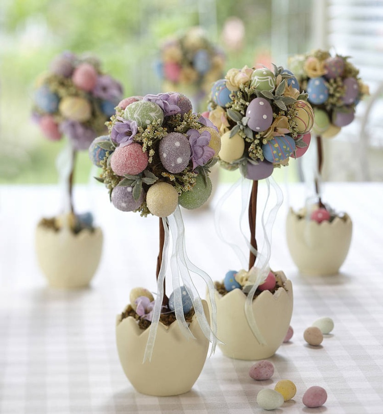 pâques-2015-oeufs-colorés-forme-arbres-décoratifs-table-terrasse