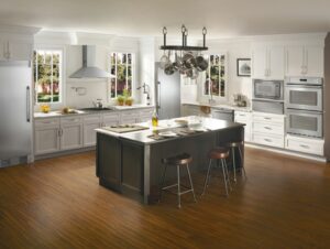 refrigerateur-encastrable-moderne-cuisine-blanche-îlot-central