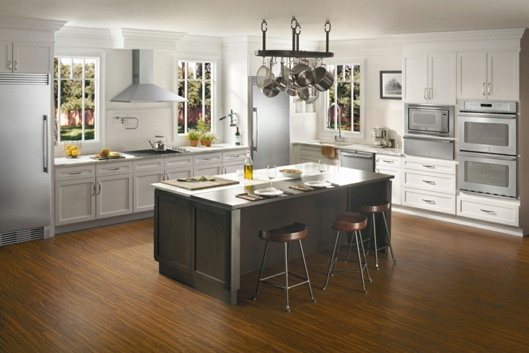 refrigerateur-encastrable-moderne-cuisine-blanche-îlot-central