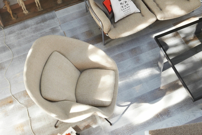 revetement-de-sol-parquet-style-vintage-chaise-confortable