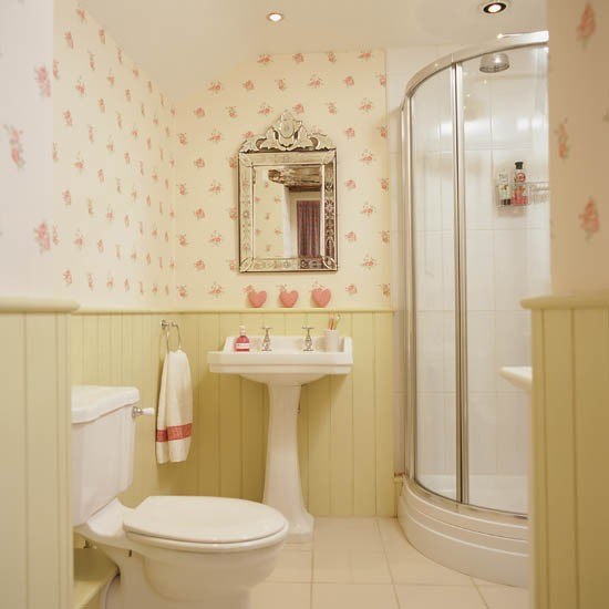 revetement-mural-salle-bains-papier-peint-motifs-floraux-bois