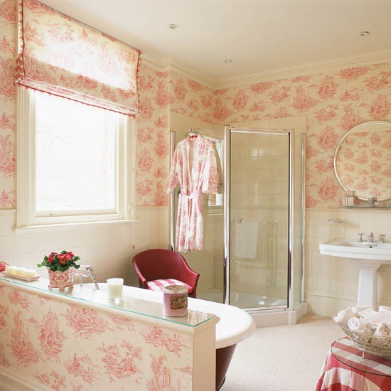 revetement-mural-salle-bains-papier-peint-motifs-roses