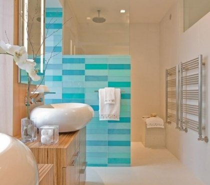revetement-mural-salle-bains-tuiles-bleu-turquoise-meuble-vasque-bois
