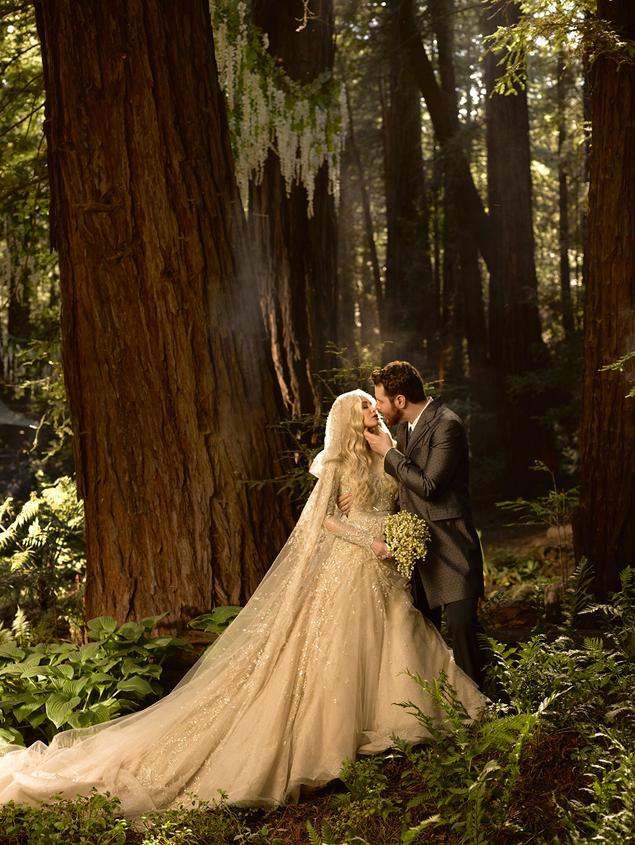 robe-mariée-bige-traîne-longue-photo-bisou-romantique-forêt