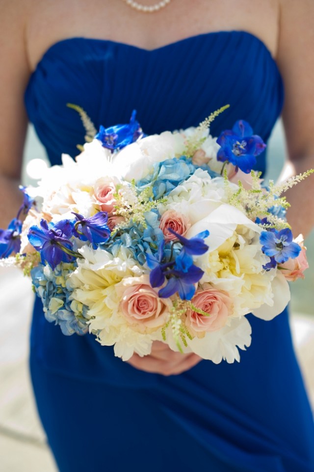robe-mariée-bleue-bouquet-mariée-accents-même-couleur