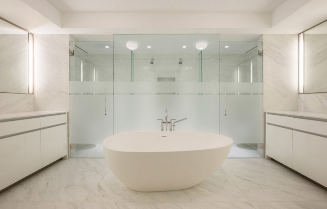 salle-bain-blanche-baignoire-îlot-oeuf-murs-sol-marbre