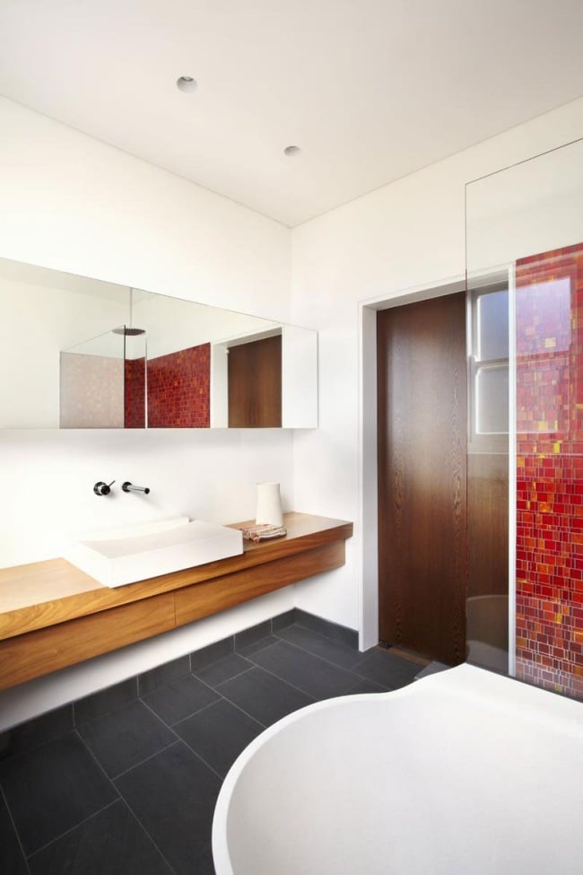 salle-bain-blanche-carrelage-sol-grand-format-mur-mosaique