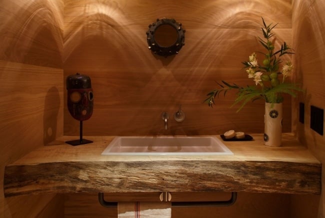 salle-bain-exotique-murs-bois-plan-lavabo-bois-brut