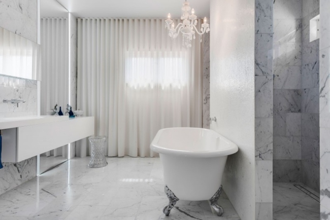 salle-bain-luxe-marbre-blanc-baignoire-pieds-ancienne