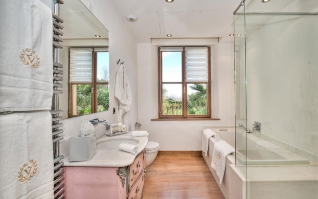salle-bain-luxe-meuble-lavabo-baroque-rose-sol-bois