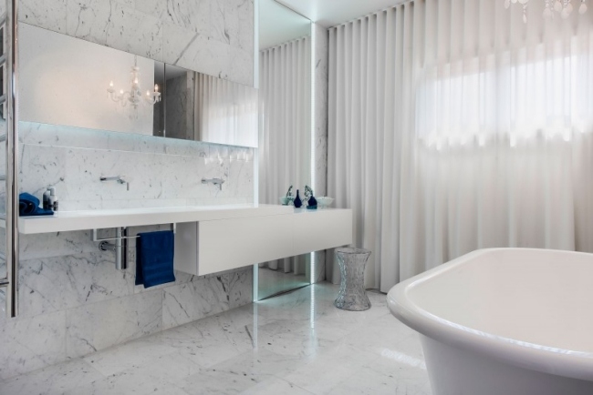 salle-bain-luxe-murs-sol-marbre-blanc-lustre-ancien