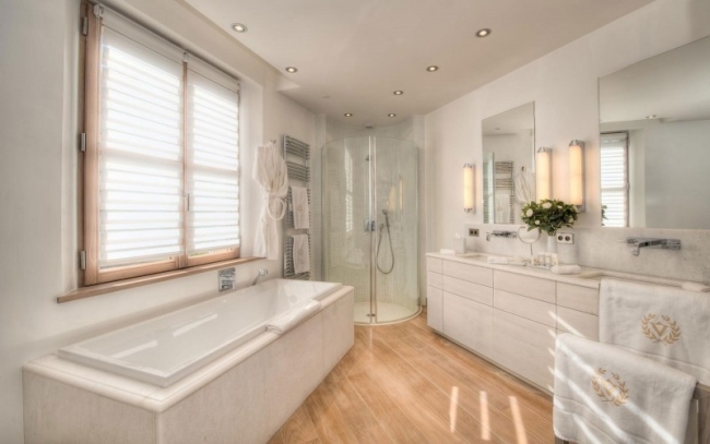 salle-bain-luxe-sol-bois-clair-baignoire-meuble-blancs