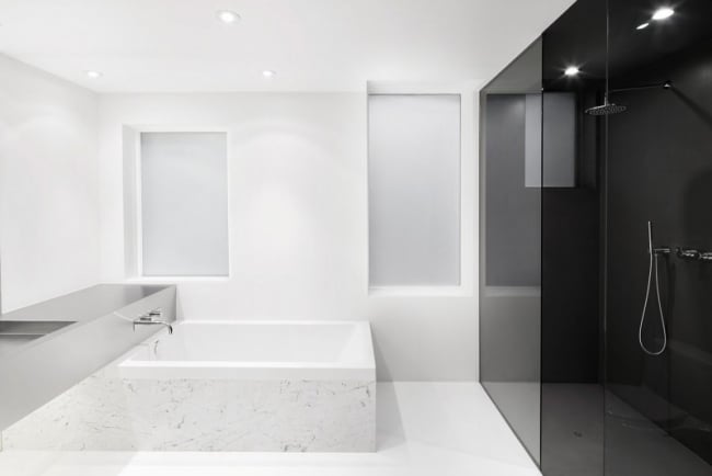 salle de bain minimaliste-blanc-noir-baignoire-carré-douche