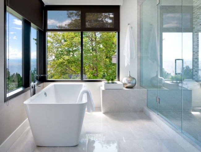 salle de bain moderne blanche-cadres-fenêtres-noirs