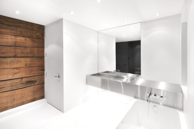 salle de bain moderne blanche-lavabo-métal-mur-bois-brut