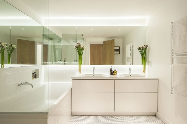 salle-bain de moderne blanche meuble-double-vasque-vases-callas