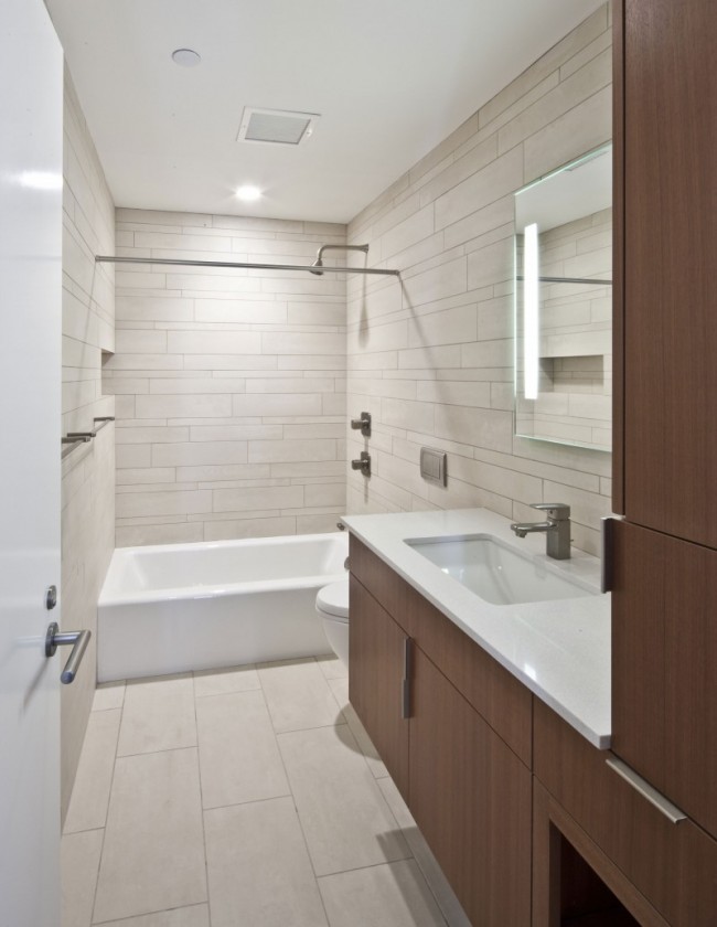 salle-bain-moderne-carrealage-rectangle-meuble-bois