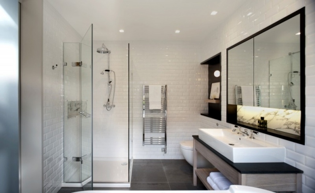 salle-bain-moderne-carrelage-murale-aspect-brique-métro-blanche