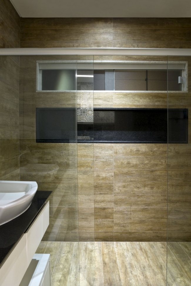 salle-bain-moderne-carrelage-rectangle-aspect-pierre