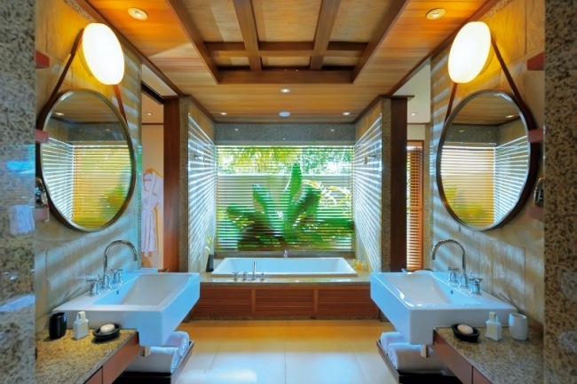 salle-bain-moderne-complètement-symétrique