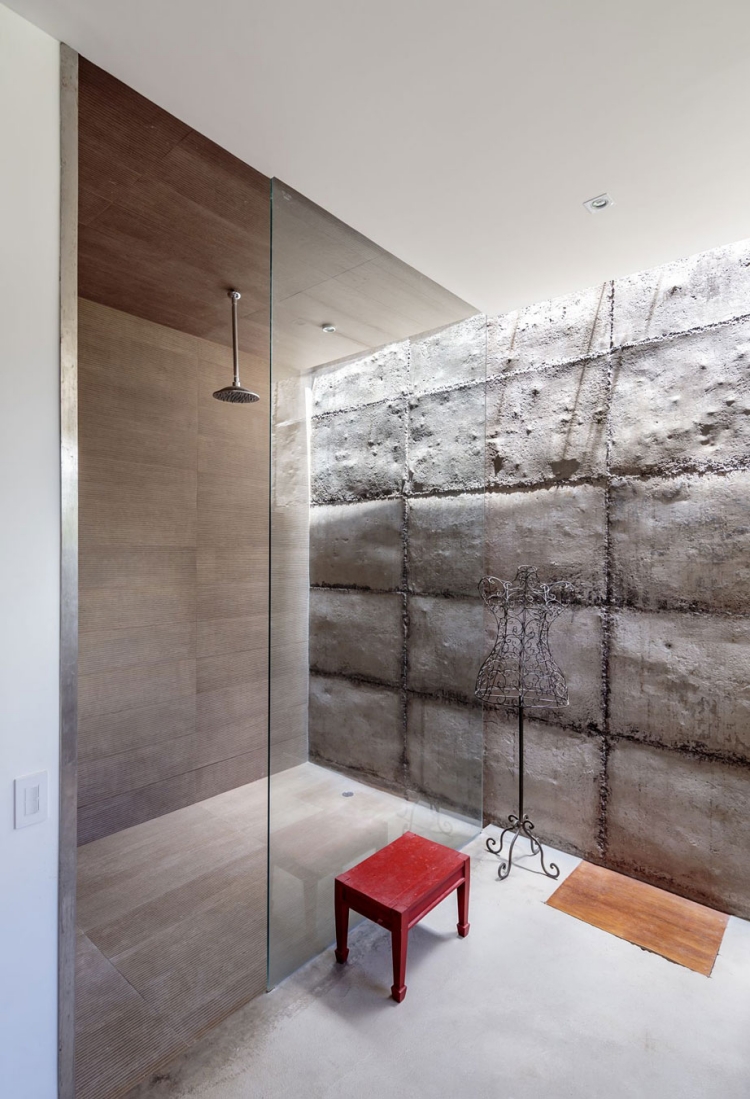 salle-bain de moderne douche effet-pluie-plafond-mur-béton-brut