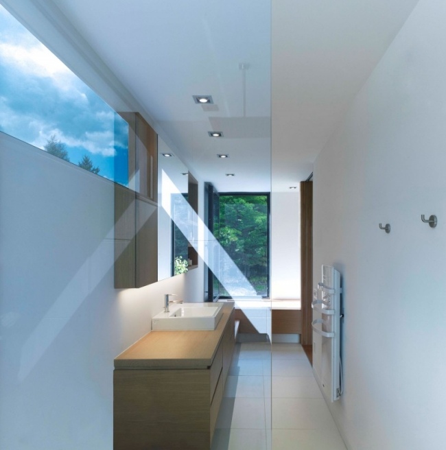 salle-bain-moderne-fenêtres-paroi-verre-baignoire