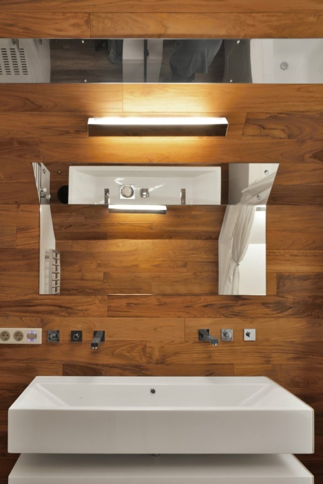 salle-bain-moderne-mur-bois-robinets-encastrés-vasque-suspendue