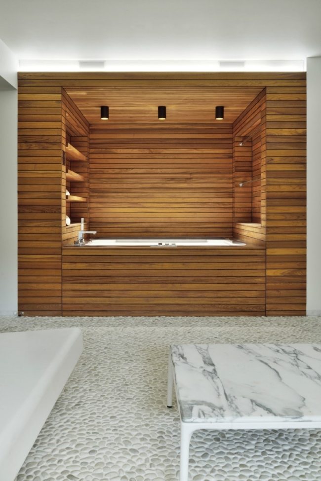 salle-bain-moderne-mur-lambris-bois-sol-galets-blancs